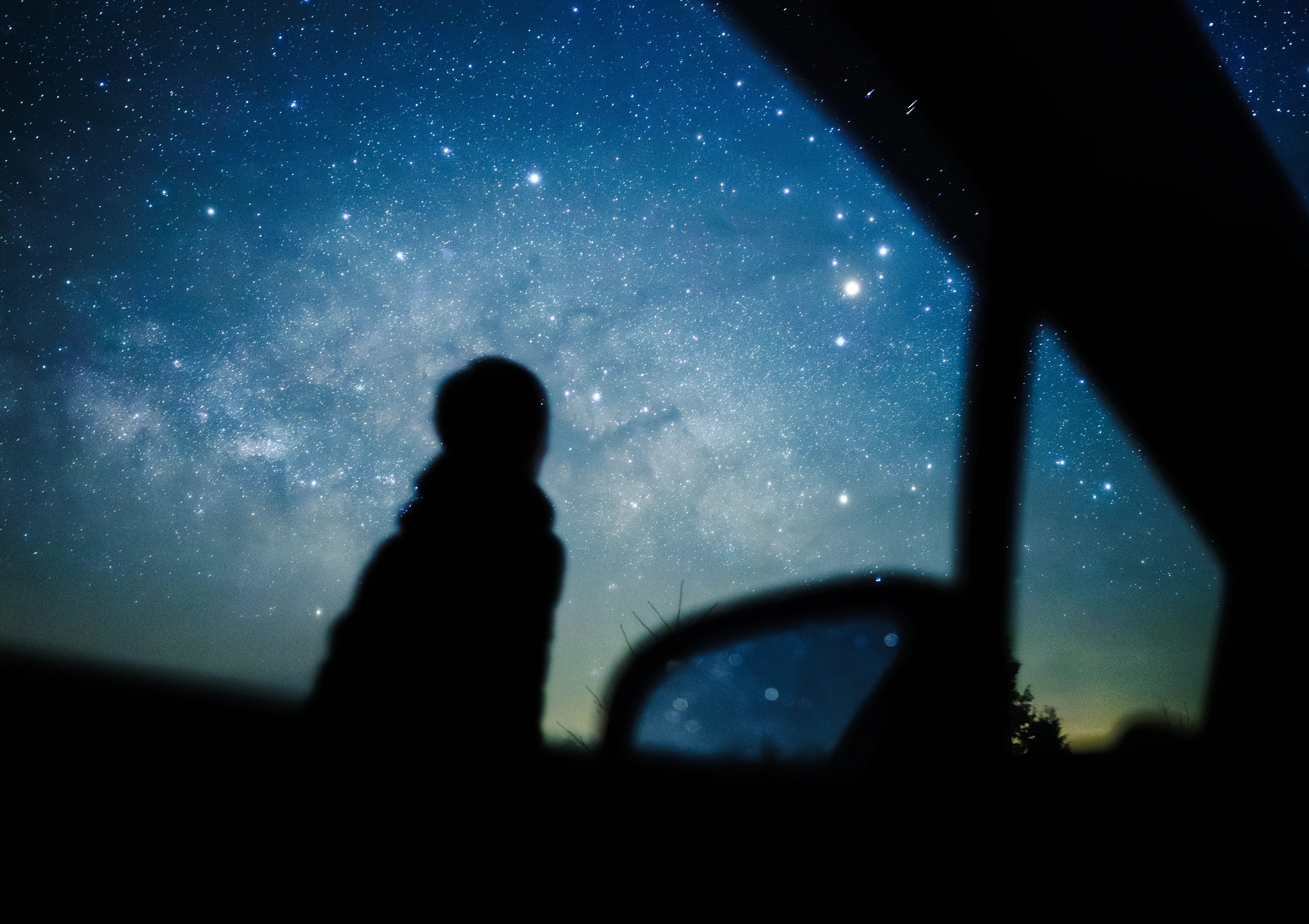 車窓から見た星空と人物のシルエット